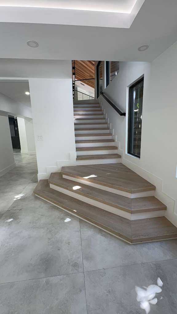 WHITE RAISER (stairs)
